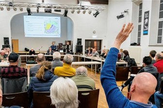 Trotz Protest: Windpark Lippersdorf kaum mehr aufzuhalten - Die Stadtratssitzung am Dienstagabend war gut besucht. Rund 80 Bürgerinnen und Bürger waren in die Aula der Oberschule Lengefeld gekommen.