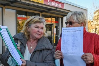 Trotz Protesten: Sparkasse schließt Filiale im Chemnitzer Yorkgebiet - Ingrid Arnold (links) und Ursula Hennig haben am Donnerstag ihre in der Nachbarschaft gesammelten Unterschriften gegen den Rückzug der Sparkasse aus dem Stadtteil in der Filiale abgegeben.