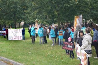 Trotz Protests in Zwickau: Tausende besuchen Circus Krone - Etwa 100 Tierschützer protestierten am Samstagnachmittag auf der Wiese vor dem Zelteingang vom Circus Krone.