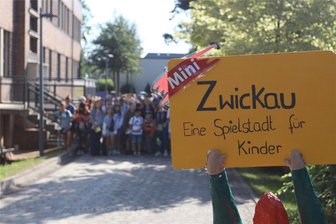 Trotz Rätsel um verschwundenen DJ: Ansturm auf kreative Jobs in Spielstadt Mini-Zwickau - Können es kaum erwarten, bis „ihre“ Stadt öffnet: mehr als 200 Teilnehmer der Zwickauer Spielstadt Mini-Zwickau.