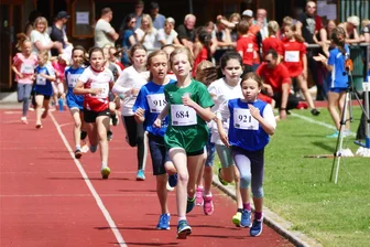 Trotz Regen und Aufregung: Leichtathletik-Nachwuchs überzeugt beim 7. Erzgebirgsmeeting - Die Mädchen der Altersklasse 8 gehörten zu den Jüngsten im Teilnehmerfeld, stellten aber über 800 Meter ihren Kampfgeist und ihre Ausdauer unter Beweis.