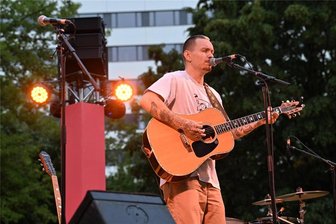 Trotz Regen und Wind: Parksommer meldet schon vor der letzten Veranstaltung einen Besucherrekord - Max Reuschel spielte mit seiner Band am Samstagabend im Stadthallenpark.