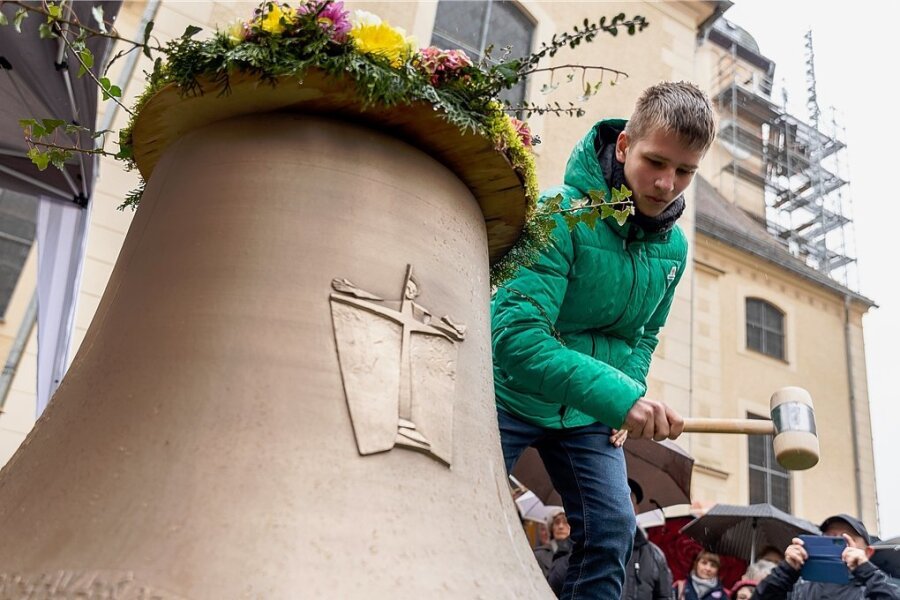 Trotz Regen: Volksfeststimmung zur Glockenweihe in Reichenbach - Durfte in der Weihzeremonie das Geläut anschlagen: Jonny Geipel (15) aus Oelsnitz, der im Vogtland für seine Leidenschaft für Glocken bekannt ist.