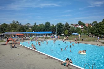 Trotz Regenprognose: Freibäder Geithain und Colditz starten in die Saison - Ein Sommertag im Geithainer Freibad. Es öffnet am Mittwoch.
