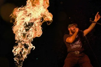 Trotz Regens: Dieses Fest am Schloss Netzschkau heizt ein - Feurige Show: Dr. Rock feierte anlässlich des Kultursommers seine Albumpremiere mit einem 90-Minuten-Programm. Das Album soll bald erscheinen und nennt sich "Diary of Darkness".