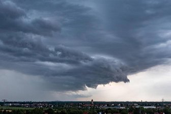 Trotz Regenwetter: Warum der Landkreis Zwickau am Wasserentnahmeverbot festhält - Ein typisches Bild der vergangenen Tage: Eine Unwetterfront zieht heran. Der Sommer ist zurzeit verregnet.