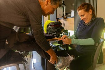 Trotz Regenwetters auf Tour: Wanderer nehmen bei der „Freiberger 8“ verschiedene Strecken unter die Wanderschuhe - Regensicher soll es sein: Stefanie (l.) und Sara aus Flöha und Leubsdorf wandern 30 Kilometer. Am Start werden noch schnell die Schuhe präpariert.