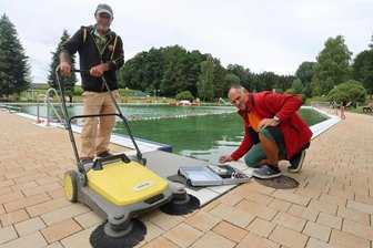 Trotz Regenwetters: Schwimmmeister in Bädern der Werdauer Region kennen keine Langeweile - Im Waldbad Fraureuth haben Peter Kratzert (links) und René Dietsch trotz weniger Besucher immer etwas zu tun. Geöffnet ist auch jetzt täglich von 10 bis 20 Uhr.