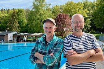 Trotz Rente steht Bademeister wieder am Beckenrand – Wann die Freibäder in Raschau-Markersbach öffnen - Der Markersbacher Schwimmmeister Steffen Weiß und Kai Löschner (r.) sichern die Badesaison 2025 ab.