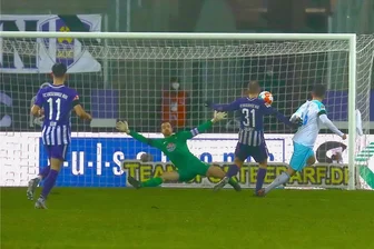 Trotz Rückkehr der Fans: FC Erzgebirge Aue kassiert Klatsche gegen Schalke - Fünf Mal musste Aues Keeper Martin Männel am Samstagabend hinter sich greifen. Hier erzielt Andreas Vindheim das 2:0 für den FC Schalke.