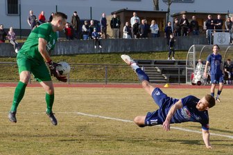 Trotz Rückkehr von Leistungsträger: Marienberger Landesliga-Kickern fehlt zündende Idee - Nach gut einer halben Stunde konnte Maximilian Schreiter eine Flanke nicht unter Kontrolle bringen, sodass der Ball sichere Beute vom Neugersdorfer Keeper Ron Wochnik wurde.
