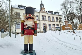 Trotz Schnee und Kälte: Trödelmarkt in Grünberg öffnet seine Türen - In der "Alten Schule" im Augustusburger Ortsteil Grünberg findet der Trödelmarkt statt.