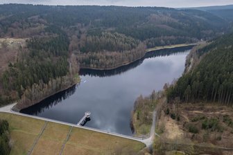 Trotz Schnee zu trocken: Wie gut sind die Talsperren im Vogtland nach dem Winter gefüllt? - Die Talsperre Falkenstein aus der Luft. Trotz des trockenen Winterhalbjahres sind die Talsperren im Vogtland nahezu randvoll.