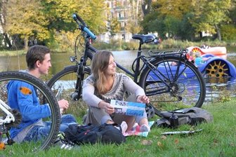 Trotz Schnee zum Ausklang: 2014 war wärmstes Jahr aller Zeiten - Spätsommer am 2. November - hier ein Bild vom Schlossteich in Chemnitz.
