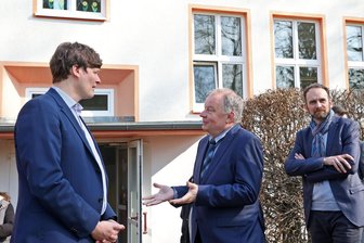 Trotz schrumpfender Kinderzahlen: Bergschule St. Egidien laut Minister nicht gefährdet - Kultusminister Conrad Clemens (links) im Gespräch mit St. Egidiens Bürgermeister Uwe Redlich.