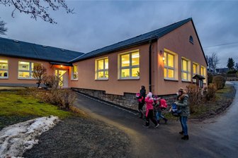 Trotz Schulanfänger-Rückgang: Daumen hoch für Grundschule Bad Brambach - Sachsens kleinste Schule und jahrgangsübergreifender Unterricht: Die Grundschule Bad Brambach.