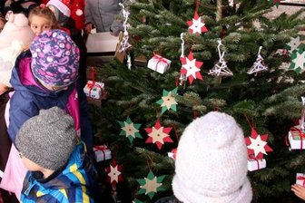 Trotz schwerer Zeit: Verein gibt Kindern Weihnachtsfreude - Auf dem Adventsmarkt 2019 haben Lengenfelder Kinder zuletzt einen Weihnachtsbaum für einen öffentliche Einrichtung geschmückt. Coronabedingt geschah das in diesem Jahr in anderer Form.