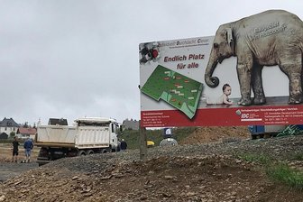 Trotz schwierigem Umfeld: Termin für den Bau des ersten Eigenheims in „Holzboden II“ Gornau steht - Hinter der Bautafel war in den zurückliegenden Wochen und Monaten schweres Baugerät im Einsatz.
