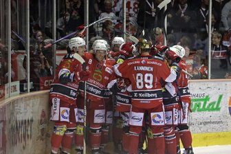 Trotz Shilin-Verletzung: Mutige Eispiraten gewinnen Jubiläums-Heimspiel und bleiben Spitzenreiter - Die Eispiraten jubeln mit Dominic Walsh (Zweiter von links) über den Siegtreffer.