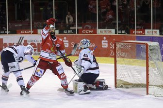 Trotz Sieg: Eispiraten Crimmitschau holen für Energieleistung auf und neben dem Eis zu wenig - Ladislav Zikmund sah das 1:0 seiner Mannschaft ganz genau. Er stand daneben, als der Schuss von Tobias Lindberg durch die Schoner des Ravensburger Torhüters Ilya Sharipov rutschte.