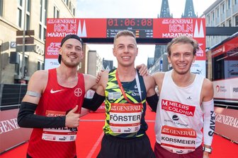 Trotz Siegs im Halbmarathon in Köln: Wieso die Krankheit eines Läufers und der Wind Tom Förster einen Strich durch die Rechnung gemacht haben - Tom Förster (Mitte) gewann den Halbmarathon vor Jonny Dahlke (l.) und Linus Korsmeier.