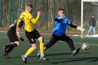 Trotz solider Generalprobe: Beim VfB Auerbach wird nun doch noch einmal über Verstärkungen nachgedacht - VfB-Stürmer Cedric Graf (links/Szene aus dem Test gegen Irfersgrün) hat in allen vier Vorbereitungsspielen für Auerbach getroffen.
