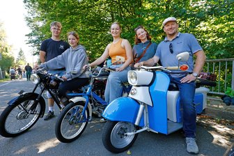Trotz Sommerwetter: Für diese Familie gab es keine Alternative zum irren Zweirad-Spektakel in Westsachsen - Enrico, Franka, Emma und Lotta Rauscher mit Max Thalmann (von rechts) beim Frankener Bergbrennen.