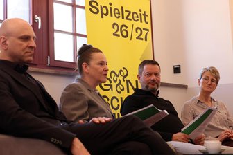 Trotz Sparzwängen: Theater-Spielzeit 2026/27 verspricht Bühnen-Highlights in Zwickau - Bei der Vorstellung der neuen Spielzeit im Gewandhaus-Foyer (v. l.): Sergei Vanaev, Christina Schmidt, Dirk Löschner und Sandra Kaiser.