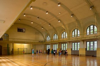 Trotz Sparzwangs: Crimmitschau bringt Millionenprojekt auf den Weg - Blick in die Sporthalle im Haus der Vereine, die sanierungsbedürftig und für den Spielbetrieb der Handballerinnen ungeeignet ist. Deshalb will die Stadt einen Ersatzneubau.