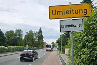Trotz Sperrung der S 290: So kommen Pendler und Ortsfremde zügig von Zwickau nach Crimmitschau und zurück - Schon an der Jahnstraße in Zwickau werden die Autofahrer über die Sperrung der Verbindung nach Crimmitschau hingewiesen.