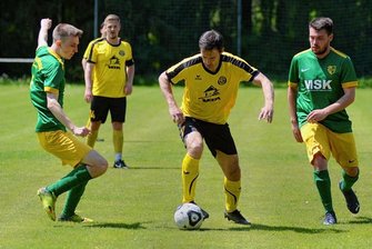 Trotz sportlichen Klassenerhalts: TSV Germania Chemnitz verlässt die Landesklasse - Der TSV Germania Chemnitz um Eric Arnold (links) und Nick Hoffmann (rechts), hier im Spiel beim VfB Auerbach II, steigt freiwillig aus der Landesklasse ab.