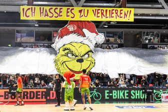 Trotz sportlicher Krise: Fans der Niners Chemnitz sichern weiterhin ihre Unterstützung zu - Wer hasst verlieren nicht? Vor dem Weihnachtsspiel gegen Bonn beeindruckten die Fans der Niners mit dieser Choreo. Nach der Klatsche applaudierten sie dennoch.