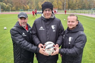 Trotz ständiger Personalengpässe: Fußballer des TSV Flöha klettern in der Tabelle weiter - Michael Siegel (M.) wird beim TSV Flöha durch Co-Trainer Udo Schauer (r.) und Mannschaftsleiter Andre Schäfer unterstützt.