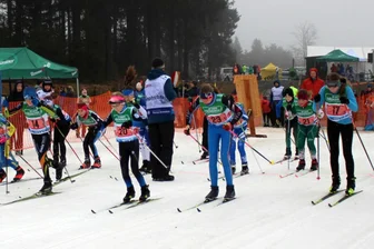 Trotz Staffel-Disqualifikation: Skilangläufer des ATSV Gebirge/Gelobtland jubeln bei Sachsenmeisterschaft - Beim Start der Staffelrennen geht es in der Loipe immer ausgesprochen eng zu.