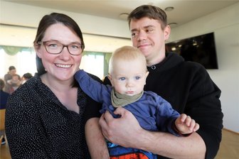 Trotz starkem Geburtenrückgang: Brand-Erbisdorf ist ein guter Ort für junge Familien - Dreifach glücklich: Elsa, Finn und Felix (v.l.) aus Langenau kamen gerne zum Neugeborenenempfang der Stadt Brand-Erbisdorf.