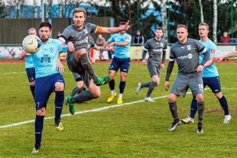 Trotz starken Auftrittes: Rapid verliert in Marienberg - Danny Gottschalk (Marienberg) und Marcel Richter (Rapid) im Kampf um den Ball. Am Ende verloren die Chemnitzer mit 1:3.