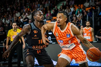 Trotz starker Leistung: Niners Chemnitz verlieren Saisonauftakt bei Vizemeister Ratiopharm Ulm - Ty Brewer von den Niners Chemnitz (links) im Duell mit dem Ulmer Nelson Weidemann.
