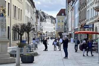 Trotz steigender Löhne: Einzelhandel der Region Chemnitz leidet unter Kaufzurückhaltung - Die Kundenfrequenz ist in vielen Fußgängerzonen der Region, wie hier in Crimmitschau, oft zu gering.