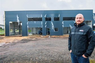 Trotz steigender Preise: Reinsdorfer macht sich mit neuer Halle für Heimatort stark - Michael Gerber hat zwar schon einen ersten Mieter für die Halle. Aber es ist noch genug Platz für einen zweiten, sagt der Reinsdorfer.