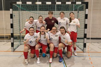 Trotz Stotterstart: DFC Westsachsen Zwickau zieht in die Hallen-Endrunde ein - Freuten sich über den Einzug in die Endrunde: Die Fußballerinnen des DFC Westsachsen Zwickau.