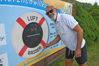 Trotz Straßensperrung: Freibadfete  ist ein Erfolg - Rettungsschwimmer Olaf „Ole" Benz aktualisiert im Freibad Erdmannsdorf die Anzeige der Temperaturen des Tages..