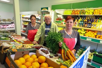 Trotz Supermärkten: Wie ein Tante-Emma-Laden in Westsachsen durchhält - Der Lebensmittelpunkt Steffi Gloßmann, Reinhold Gutsche und Mandy Gloßmann (von links) ist der Frische-Markt.
