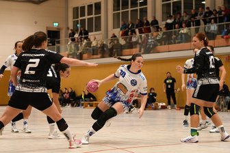 Trotz taktischem Kniff: Marienbergs Handballerinnen müssen im Pokal die Segel streichen - HSV-Kreisläuferin Leona Wagner setzt zum Wurf an.
