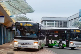 Trotz Tarif: Corona-Prämie gibt es nicht für alle Busfahrer - Plauen, Oberer Bahnhof: Dort ist eines der Drehkreuze des Plusbus-Netzes im Vogtlandkreis. Unmut macht sich unter Fahrerinnen und Fahrern breit, weil vielen von ihnen keine Corona-Prämie erhalten sollen.