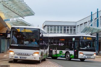 Trotz Tarif: Corona-Prämie gibt's nicht für alle Busfahrer - Plauen, Oberer Bahnhof: Dort ist eines der Drehkreuze des Plusbus-Netzes im Vogtlandkreis. Unmut macht sich unter Fahrerinnen und Fahrern breit, weil vielen von ihnen keine Corona-Prämie erhalten sollen.