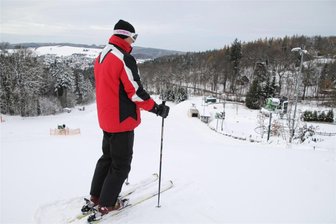 Trotz Tauwetter: In Augustusburg drehen sich die Lifte weiter - Der erste Skifahrer der Saison kam aus Flöha. Trotz Tauwetters drehen sich die Lifte in Augustusburg weiter.