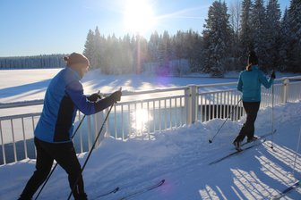 Trotz Tauwetters: Wo im Erzgebirge jetzt noch Ski-Spaß möglich ist - Die Talsperrenloipe oberhalb von Carlsfeld ist noch gut befahrbar