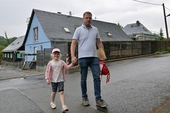 Trotz Tempo 30: Bürgerinitiative kämpft für mehr Verkehrssicherheit vor Kita in Wilkau-Haßlau - Wenn Michel Weigert mit seiner Tochter die Haaraer Straße in Höhe der Kindertagesstätte "Zwergenland" (im Hintergrund) überquert, ist das mit einer gewissen Gefahr verbunden. Der Vater macht hier immer mehr Raser aus.