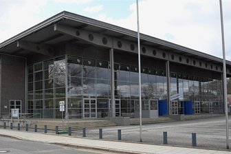 Trotz Termin: Impfwillige stehen am Chemnitzer Impfzentrum vor verschlossenen Türen - Die Öffnungszeiten im Impfzentrum in der Richard-Hartmann-Halle haben sich geändert. 