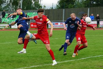 Trotz Torespektakel: Marienberg übernimmt Rote Laterne der Fußball-Oberliga - Eine von vielen Flanken in der turbulenten Schlussphase: Während der von einem Gegenspieler bedrängte Kevin Werner (links) die Hereingabe verpasst, kommt Kevin Matthes zum Kopfball. Dieser verfehlte allerdings sein Ziel.